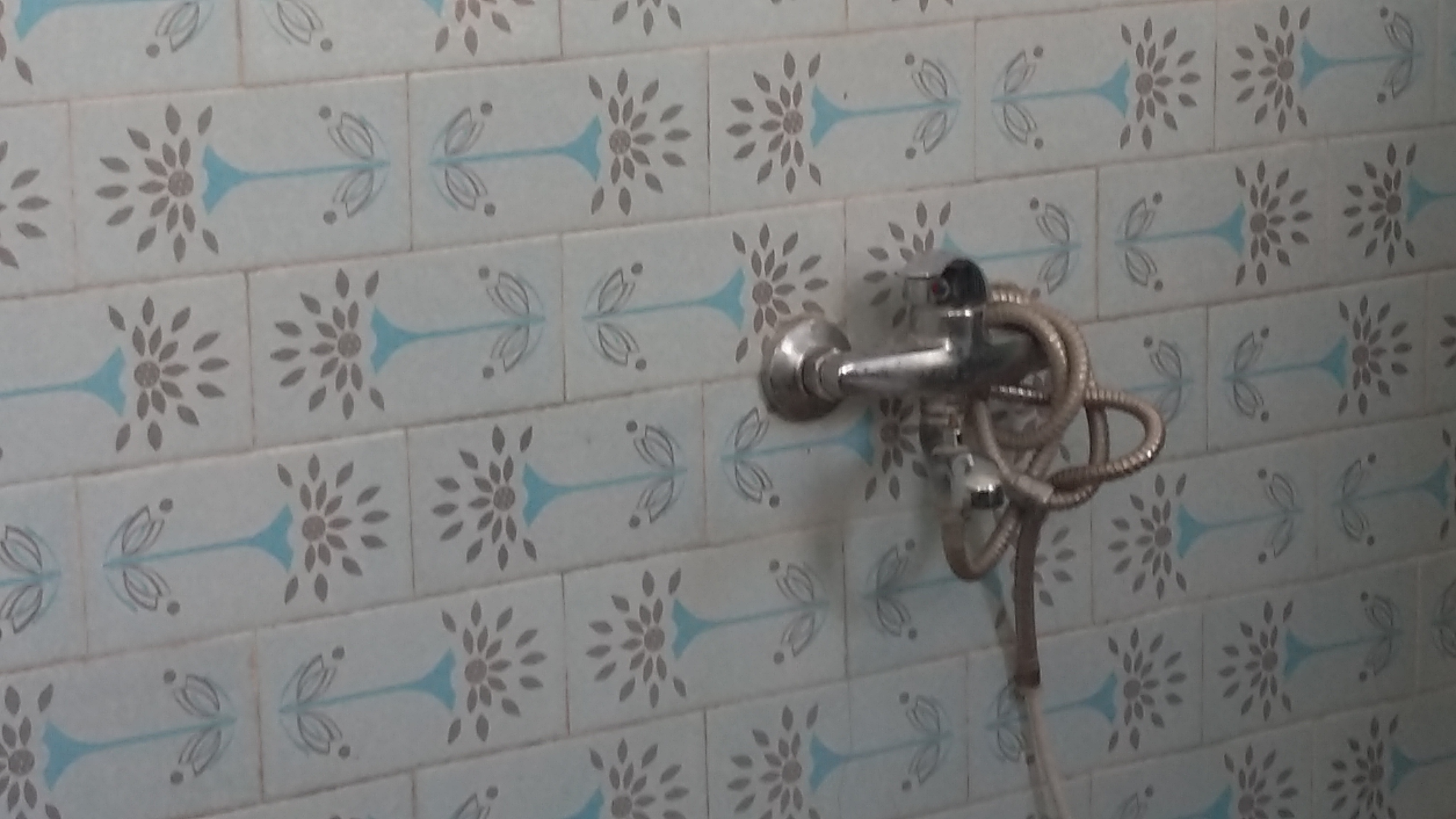 Saloane fără apă caldă, cu igrasie și toalete murdare în spitalul din Tecuci FOTO&VIDEO