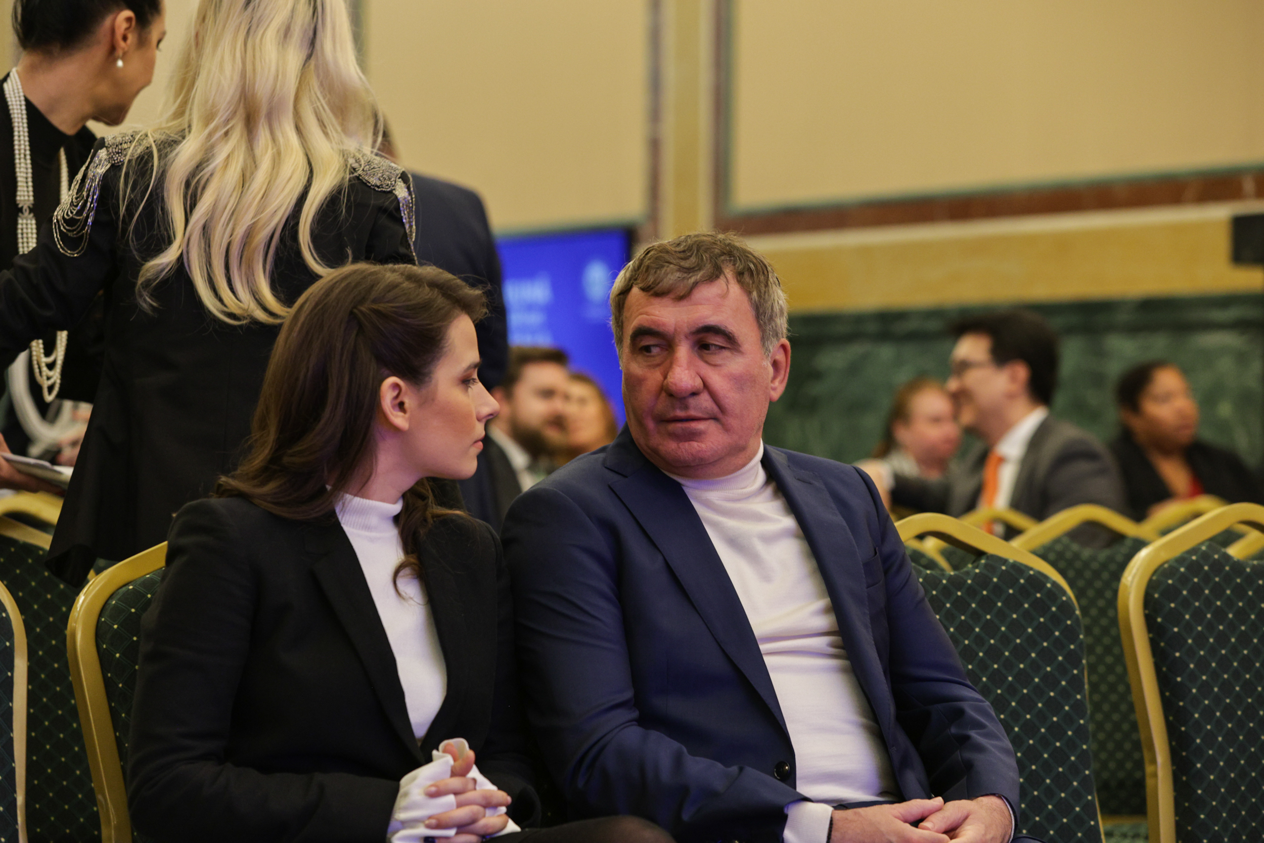 Românii pot călători în SUA fără vize din 31 martie. Decizia, oficializată de Marcel Ciolacu, ambasadoarea SUA și Hagi: „Un moment istoric”