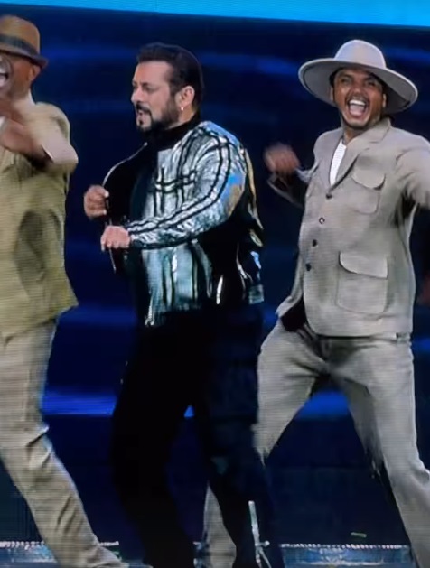 Cum a fost surprinsă Iulia Vântur cu părinții la concertul lui Salman Khan din Dubai. Starul de la Bollywood a făcut show în fața socrilor