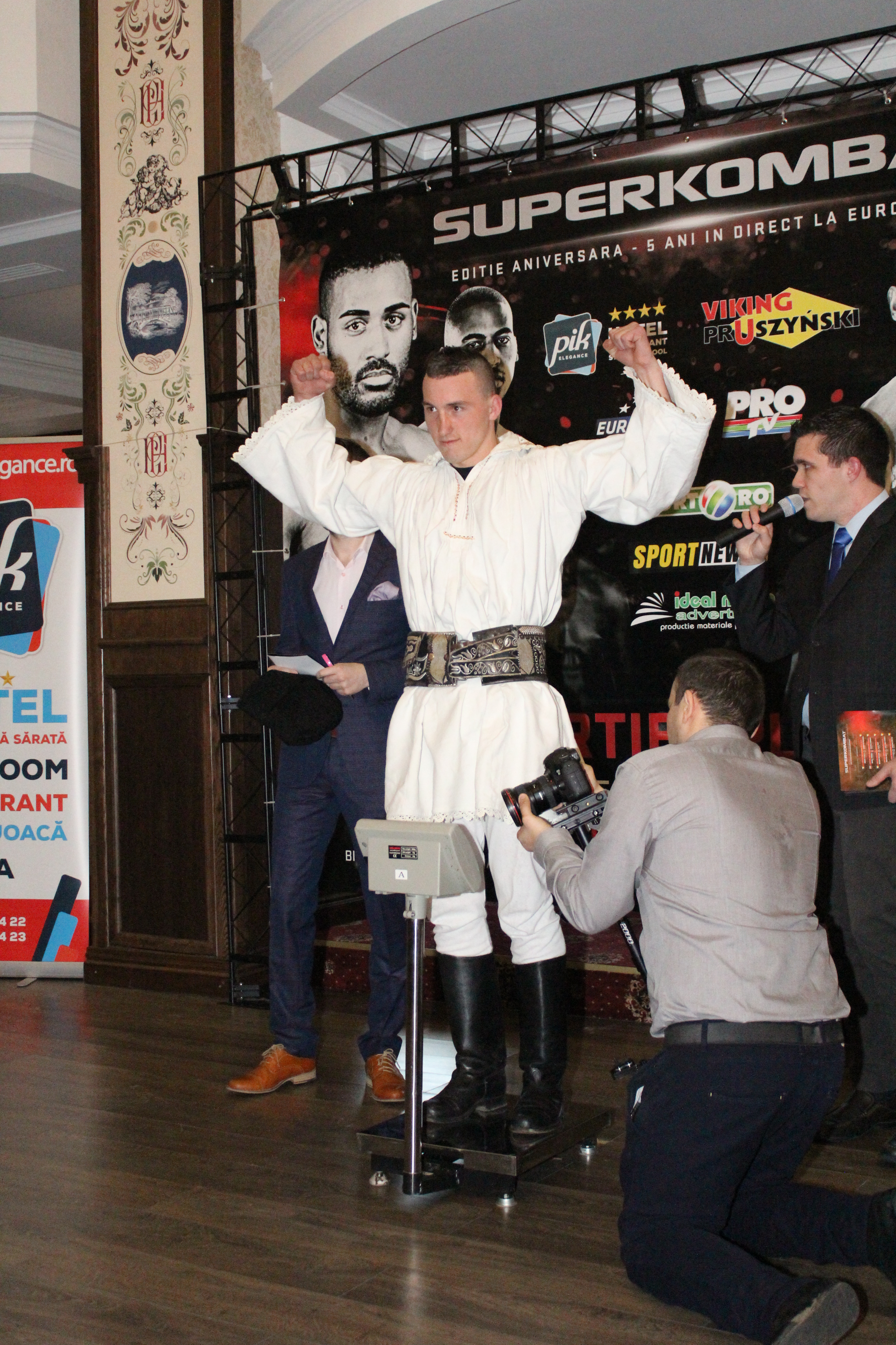 Luptătorii de la Superkombat Ploiești s-au confruntat pentru prima dată la cântarul oficial / GALERIE FOTO