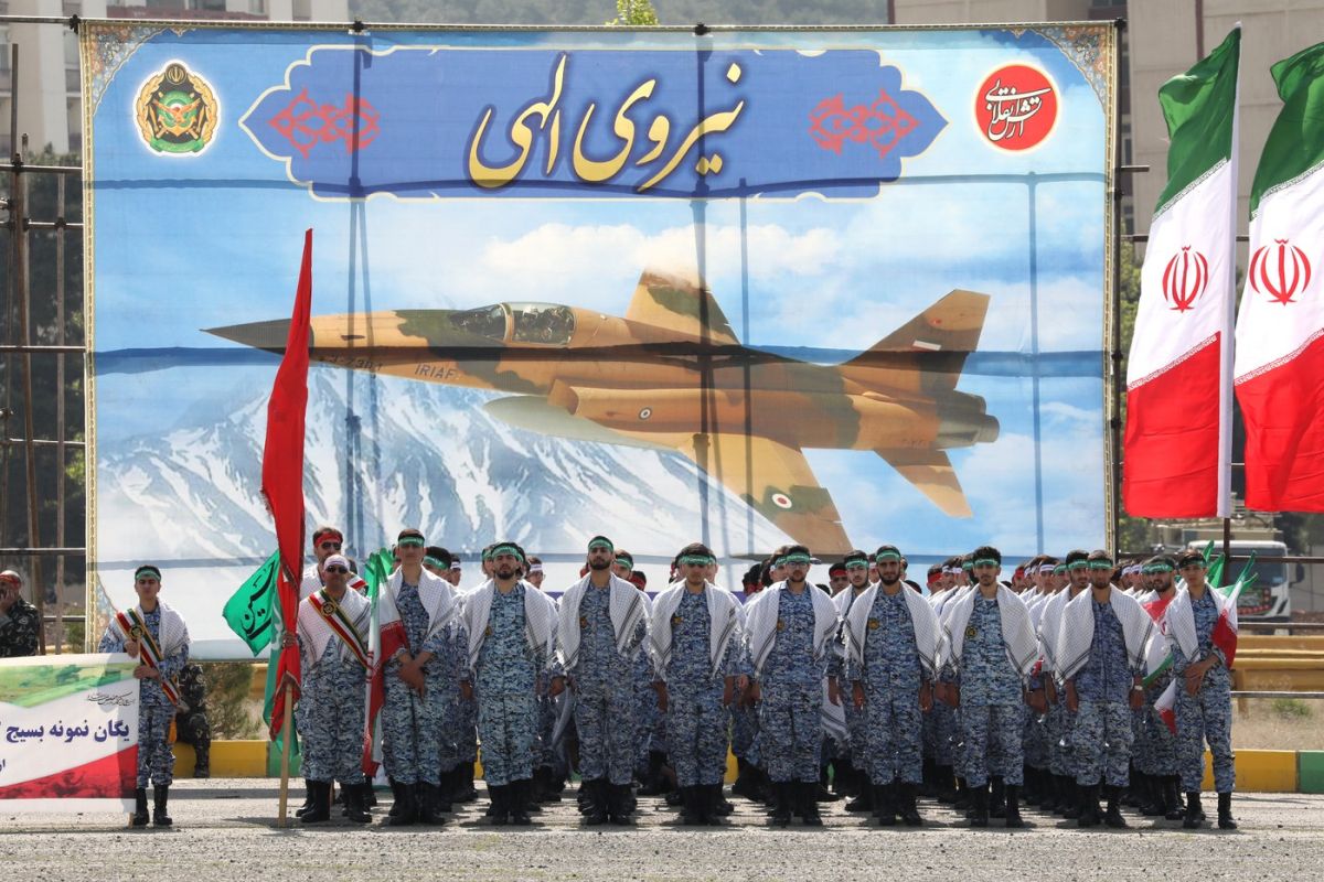 Președintele Iranului laudă atacul cu drone și rachete asupra Israelului în timpul unei parade militare anuale