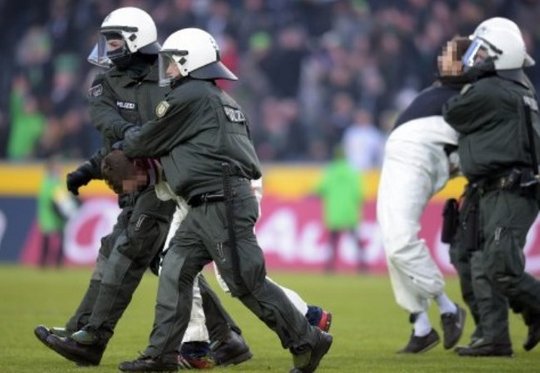 HAOS în Germania. Fanii au pătruns pe teren la derby-ul Rinului / GALERIE FOTO&VIDEO