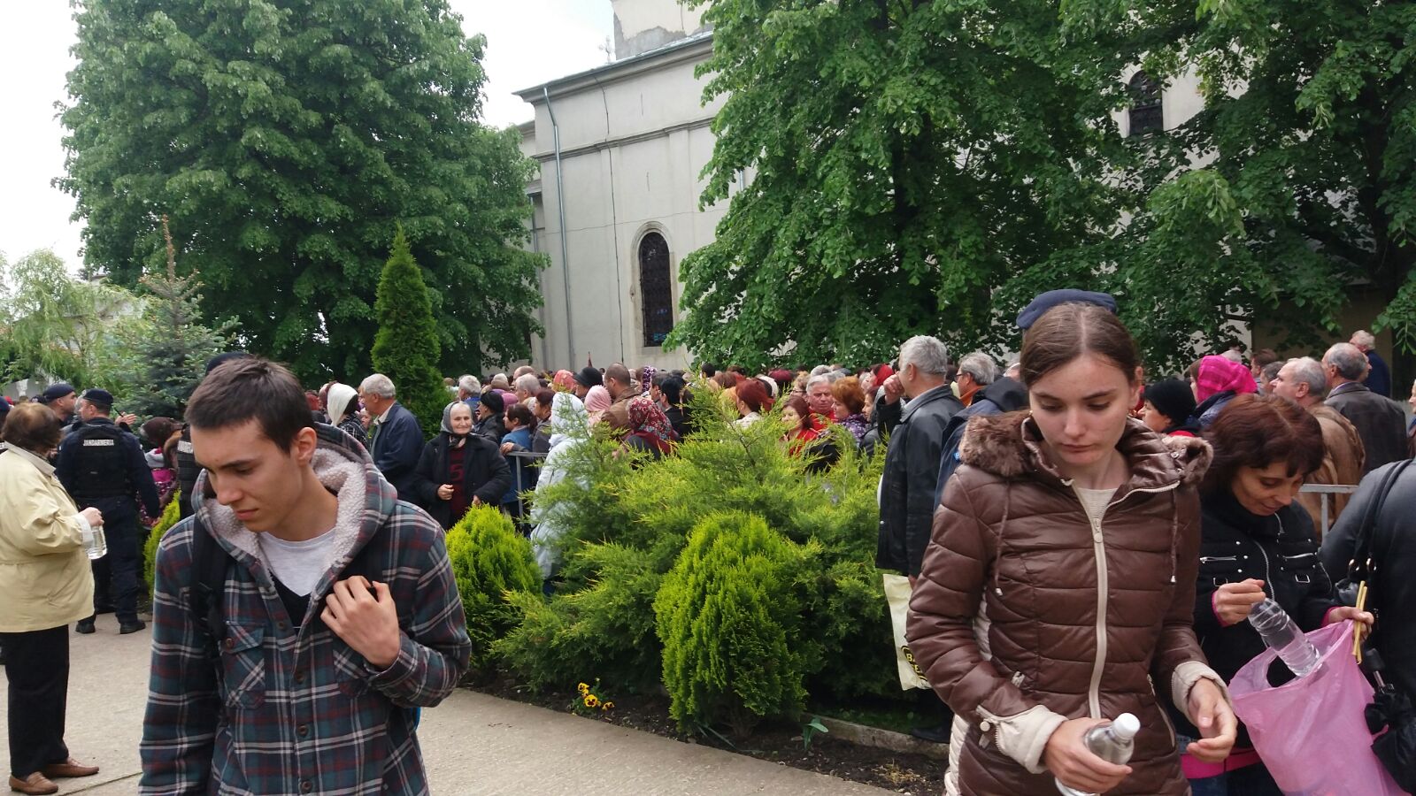 Zeci de mii de credinicioși au stat la coadă de Izvorul Tămădurii, pentru a lua apă sfințită | GALERIE FOTO
