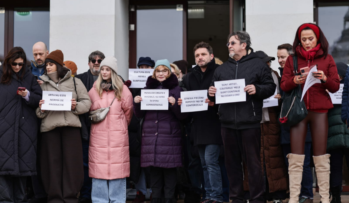 Actorii au protestat pe treptele de la TNB după ce ministrul le-a cerut să spună ce fac în cele 8 ore de program: „Muncim cel puțin 12 ore pe zi”