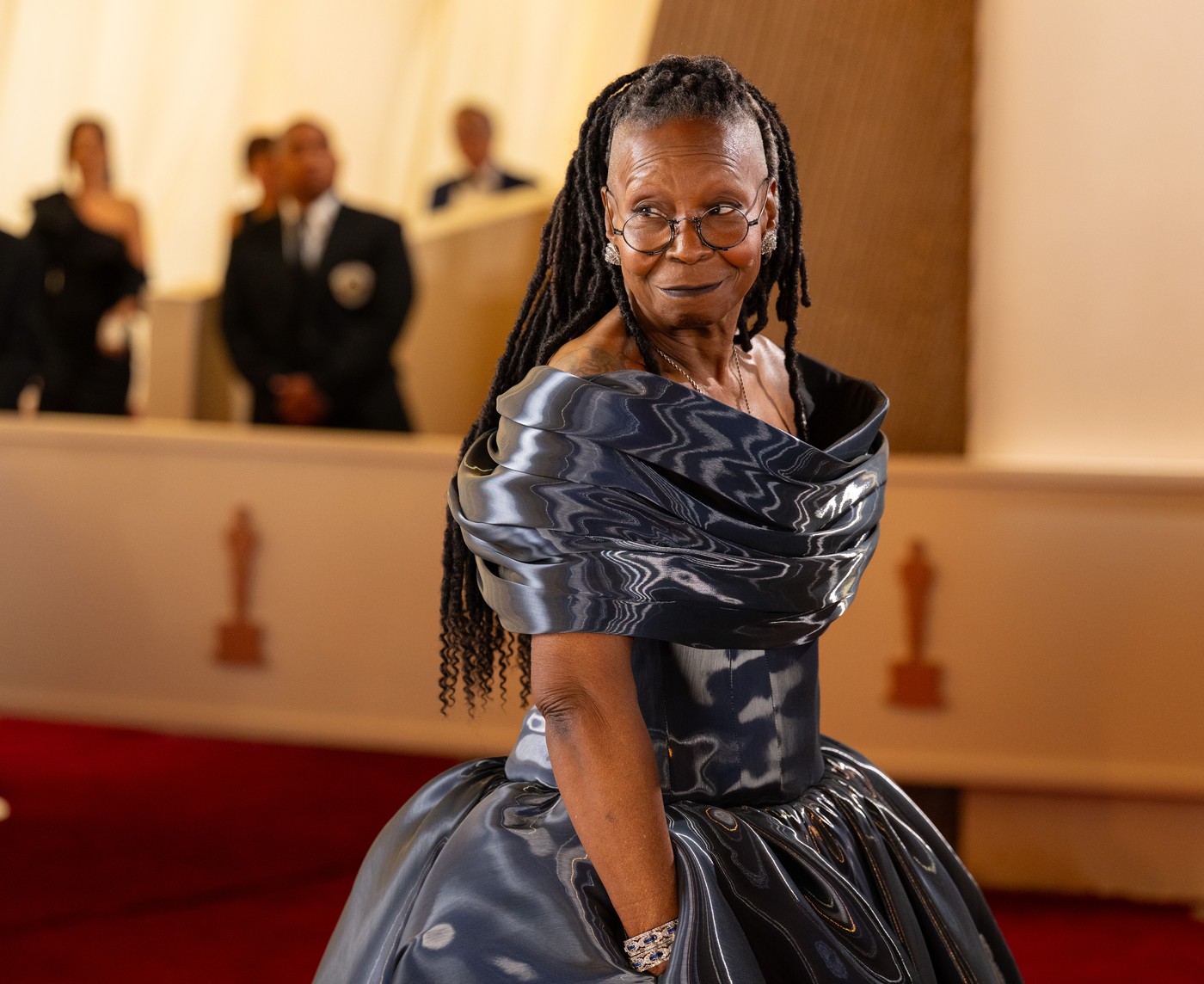 Rochia „apă lichidă” purtată de Whoopi Goldberg la Premiile Oscar 2025. Actrița în vârstă de 69 de ani și-a arătat și tatuajul de pe umăr