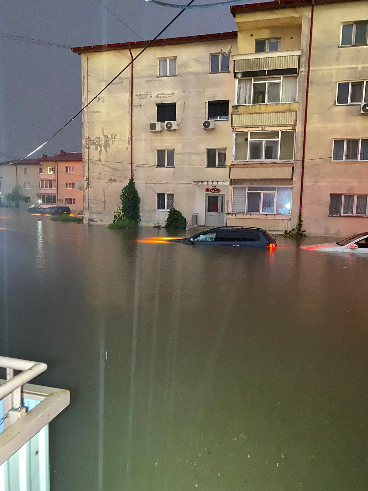 Urmările ploilor puternice de pe litoral. La Mangalia au căzut 200 l/mp. Maşini luate de apă, inundaţii în mai multe staţiuni: dezastru la Venus şi Vama Veche | FOTO