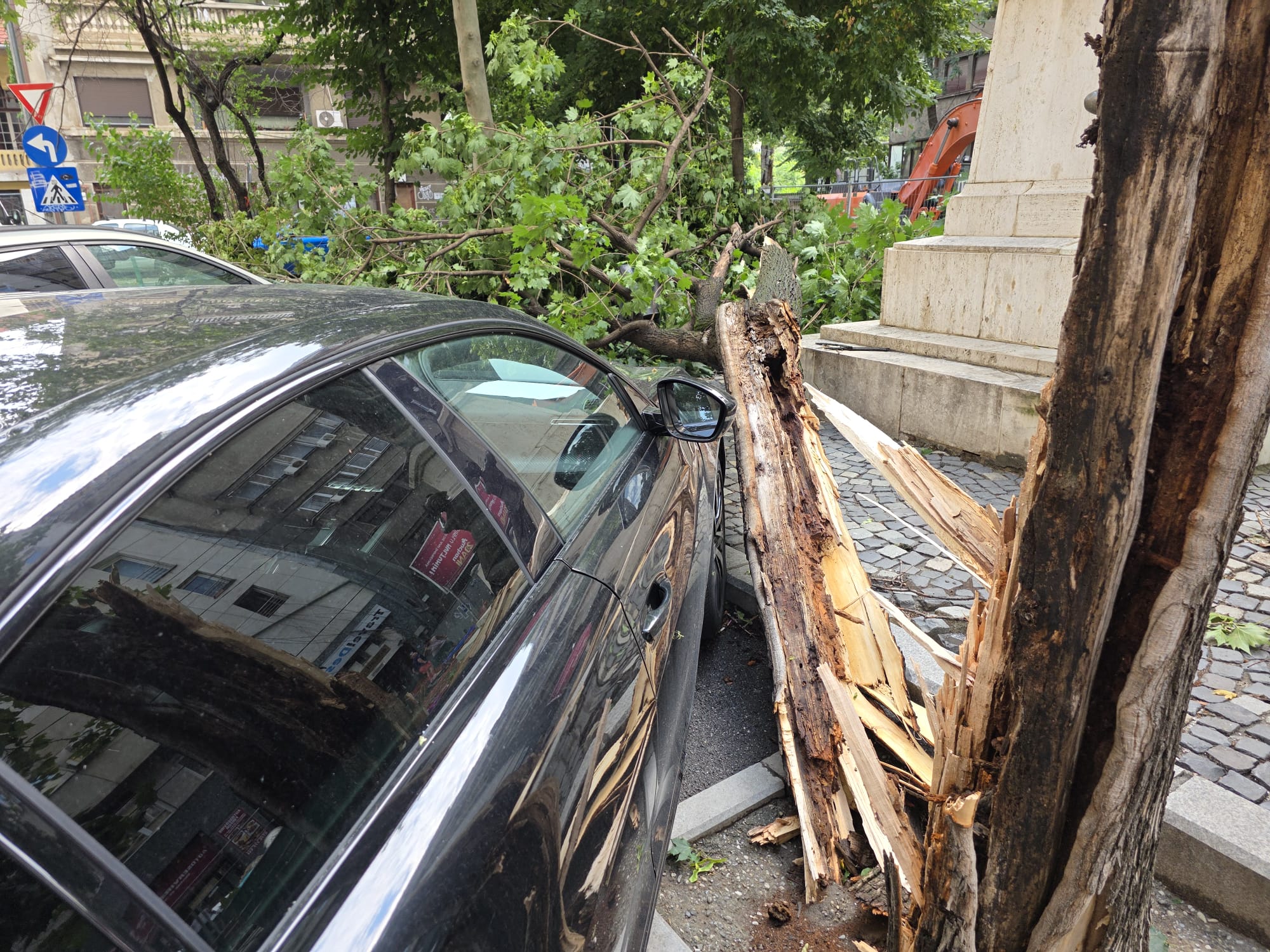 Dezastru după furtuni: București este sub ape iar aproape 30.000 de oameni din 65 de localități sunt fără curent. Pompieri din 9 județe vin în ajutor