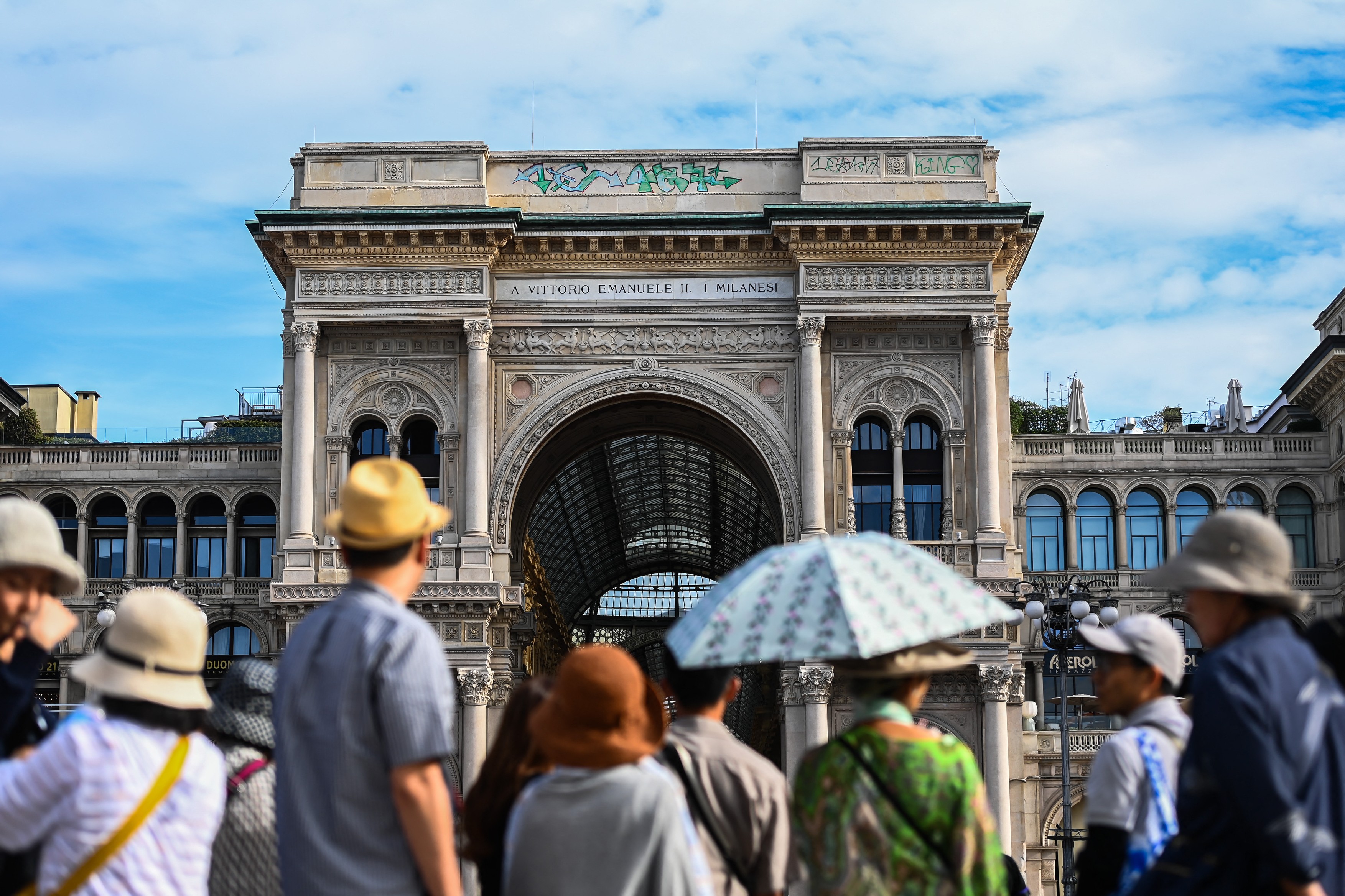 Trei bărbați au urcat pe Galeria Vittorio Emanuele II din Milano și au desenat graffiti, sub privirile turiștilor
