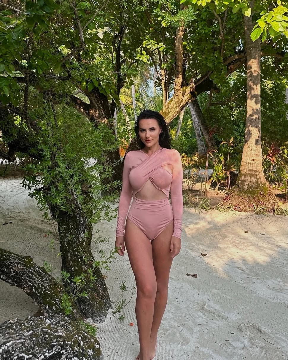 Imagini cu Lavinia Pîrva în costum de baie, pe o plajă exotică. Soția lui Ștefan Bănică a făcut senzație în vacanță