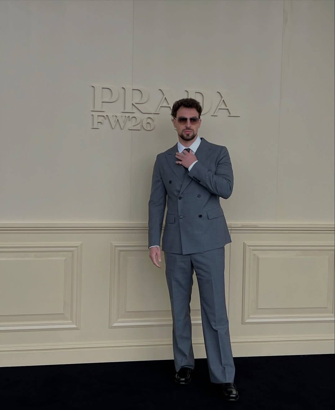 Artistul Saint Levant, noul ambasador Prada, a stârnit controverse după ce a purtat un colier cu harta Palestinei