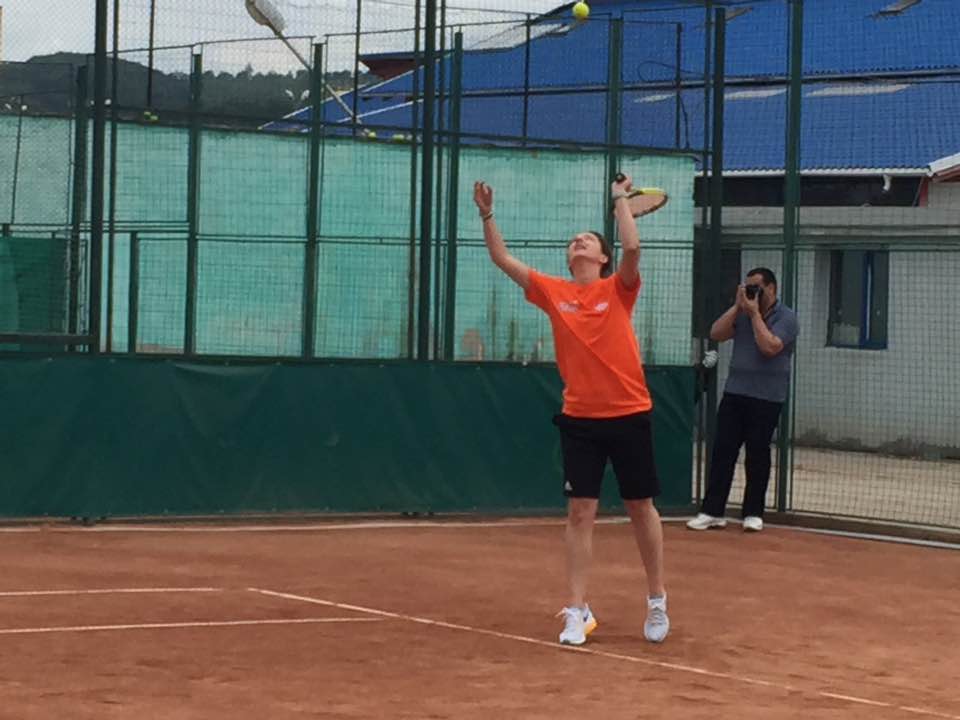 ​Ana Maria Brânză Popescu a dat spada pe racheta de tenis și i-a aruncat mănușa Simonei Halep / FOTO&VIDEO EXCLUSIV​