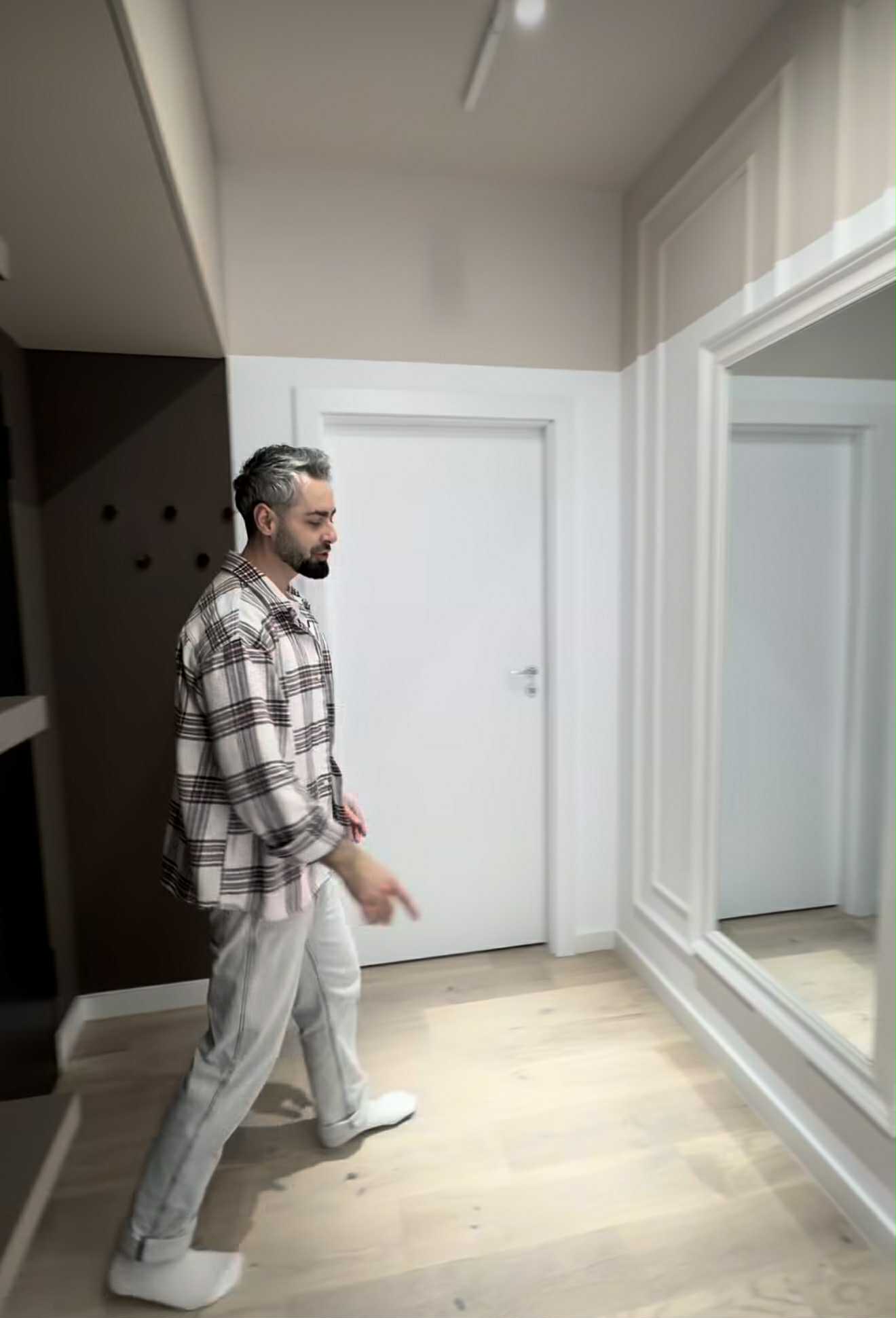 Imagini din apartamentul de lux în care locuiește Radu Bucălae cu soția. Mobila e făcută la comandă, la sfatul designerilor de interior