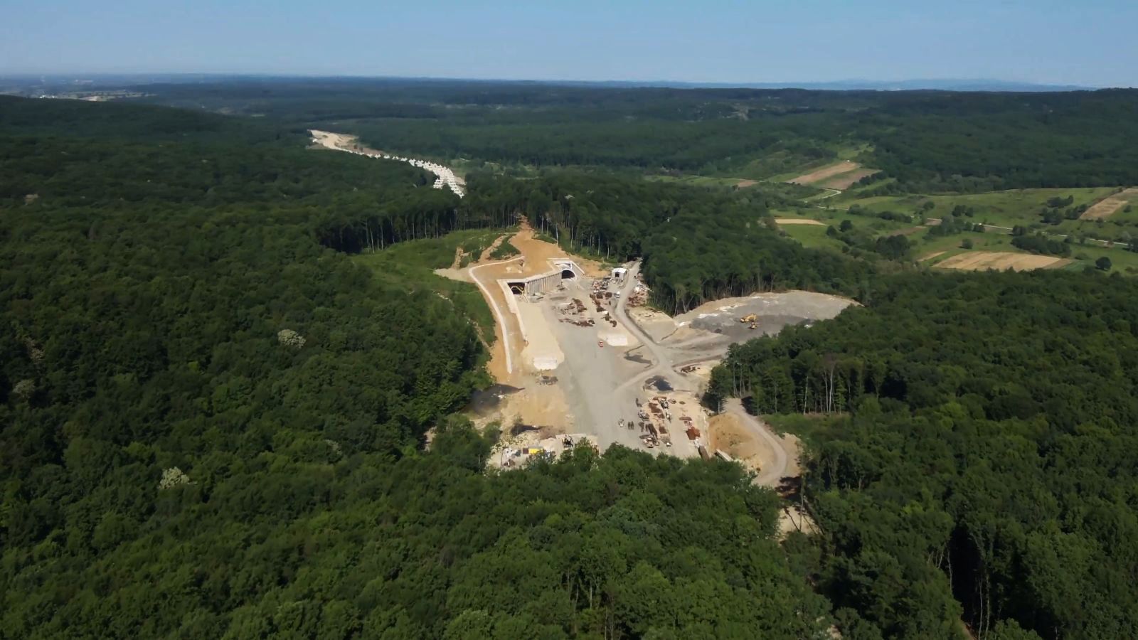Șantierul autostrăzii A1 Lugoj - Deva: Câți metri mai sunt de excavat din „tunelurile pentru urși”