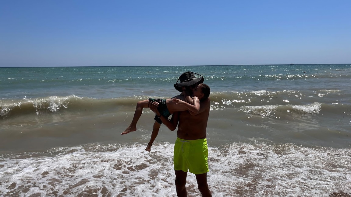 Imagini cu Lavinia Pîrva în costum de baie. Cum a apărut soția lui Ștefan Bănică Jr. la plajă, alături de băiețelul ei