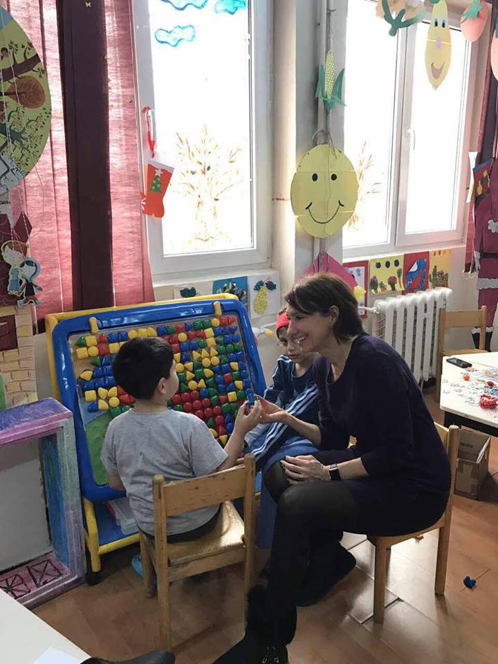 Carmen Iohannis le-a dus cadouri bolnavilor de la Spitalul de Pediatrie