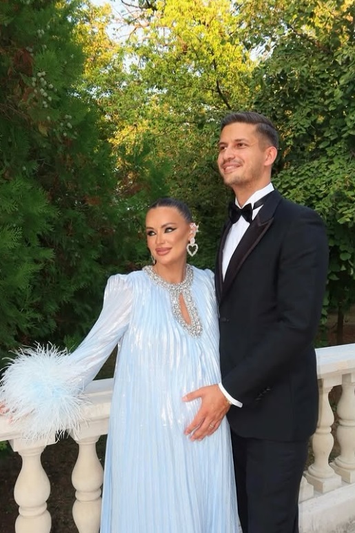 Primele imagini cu Corina și Mihnea Năstase în rolul de părinți. Cum au apărut cu bebelușul lor, al treilea nepot al lui Adrian Năstase