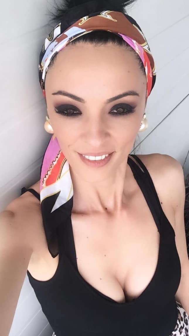 Boala de care suferă Cosmina Păsărin. De ce poartă mereu un batic pe cap. „Nu ştie nimeni despre asta şi nici nu-mi place să vorbesc despre suferinţa mea”