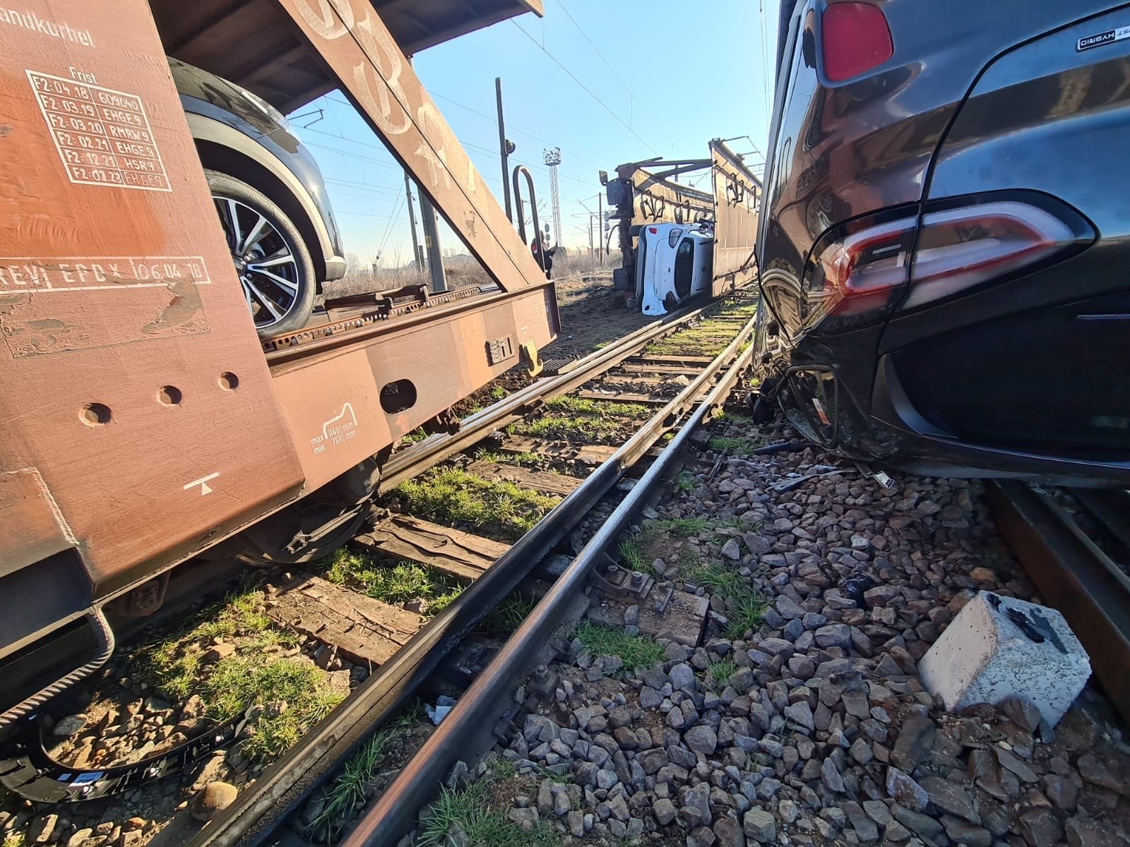 IMAGINI după impact. Cum arată locomotiva care a provocat deraierea unui marfar în Teleorman