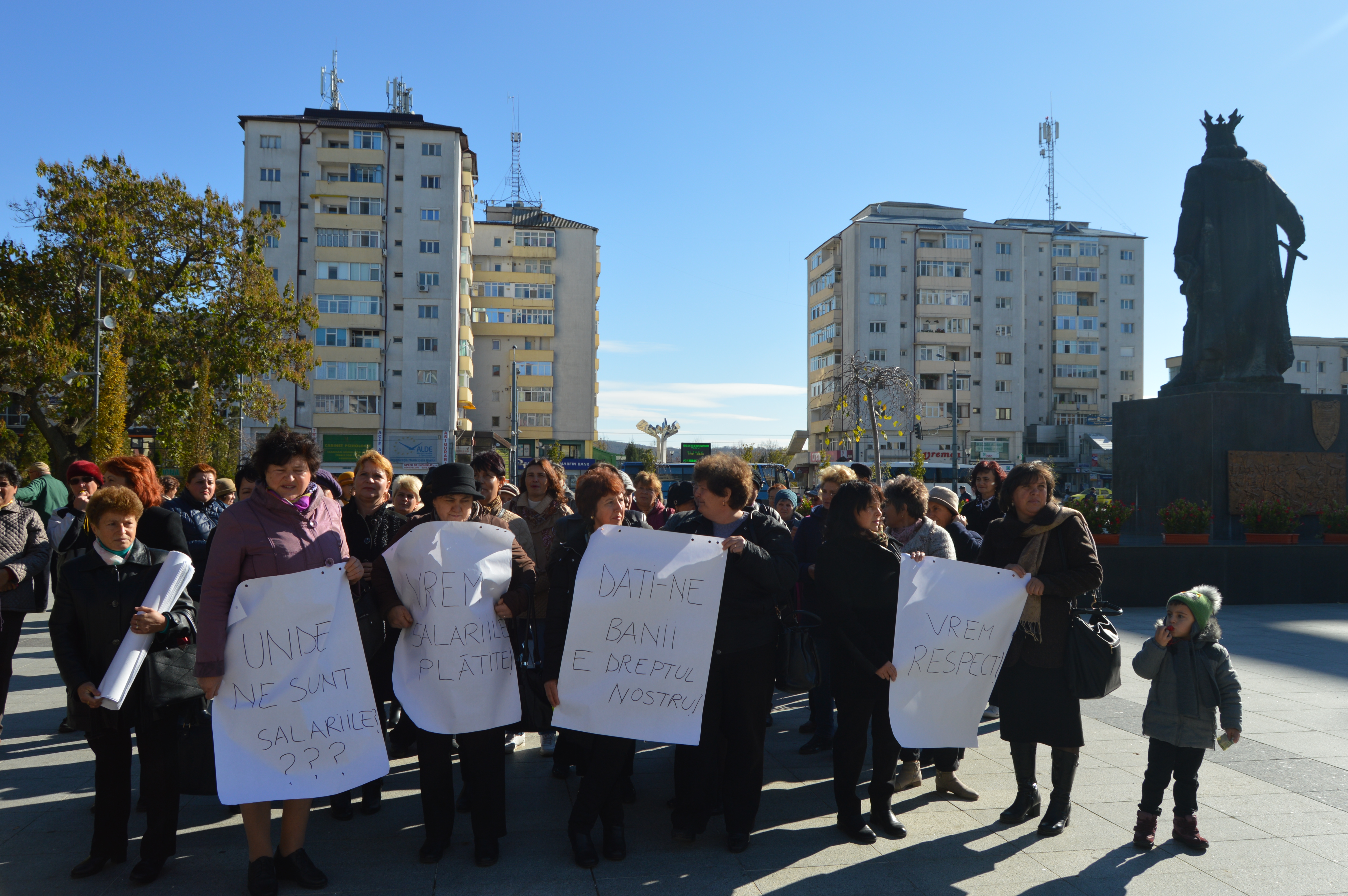 REPORTAJ: Disperarea le-a scos în stradă pe „mamele de împrumut” din Vaslui. Au grijă de copiii loviți de soartă, dar nu și-au primit salariile