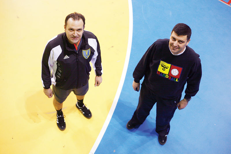 FOTO&VIDEO/ I wonder le-a făcut o surpriză imensă lui Constantin Din și Sorin Dinu, cei mai cunoscuți arbitri de handbal din România. Își serbează zilele de naștere, iar celebra brigadă se retrage din activitatea internațională