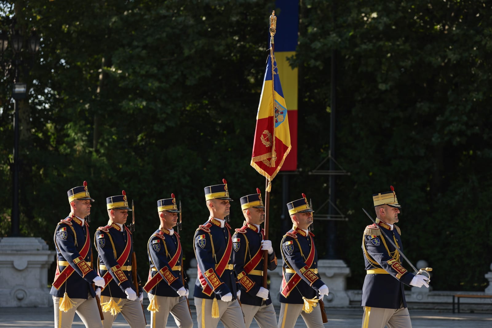 Funeralii de stat pentru Ion Iliescu. Ultimele omagii aduse în fața sicriului fostului președinte, în Sala Unirii, la Palatul Cotroceni