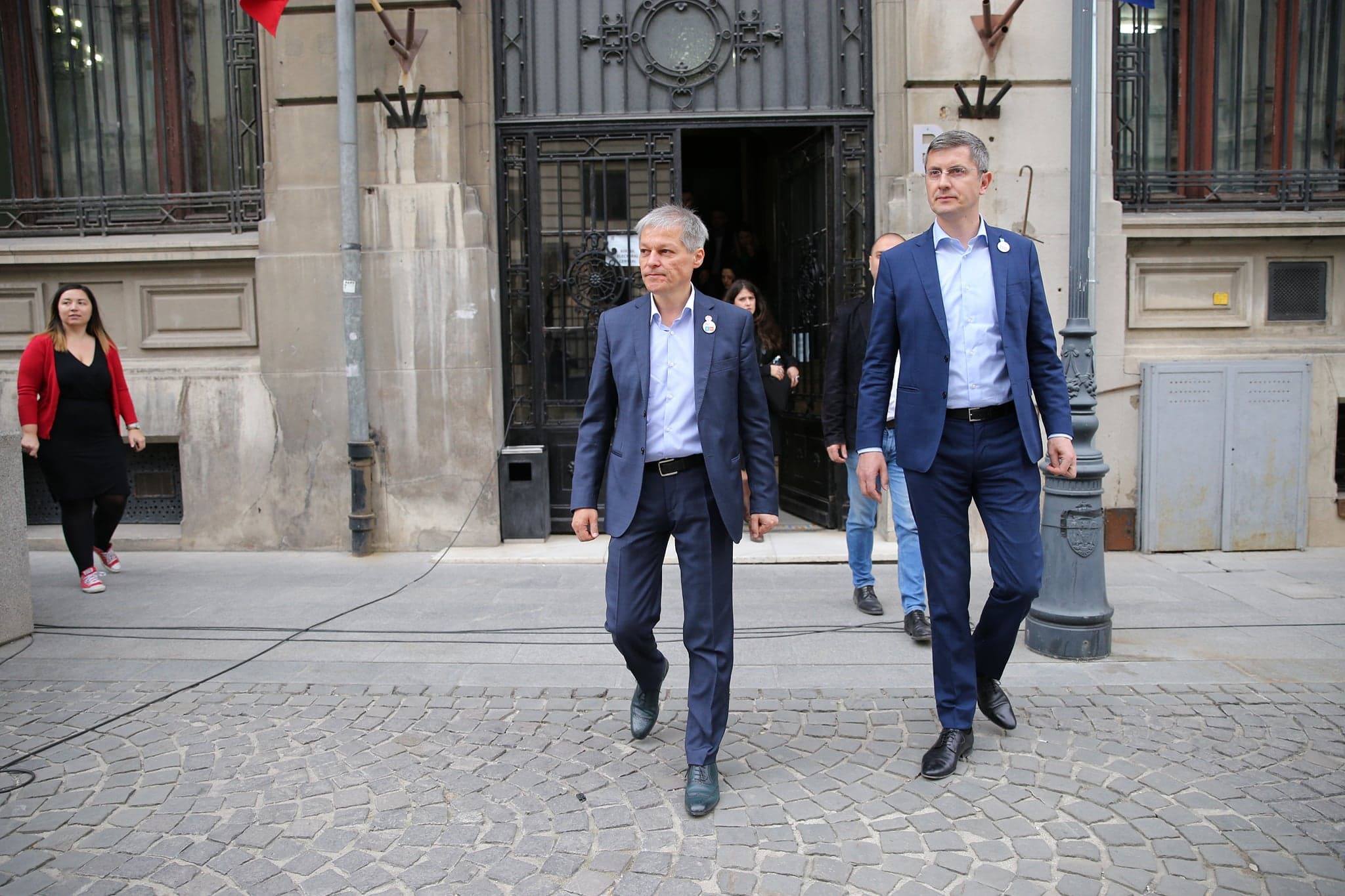 FOTO | Alianţa USR-PLUS a depus la BEC 500.000 de semnături, pentru alegerile europarlamentare. Cioloş: "Propunem românilor o adevărată alternativă politică"