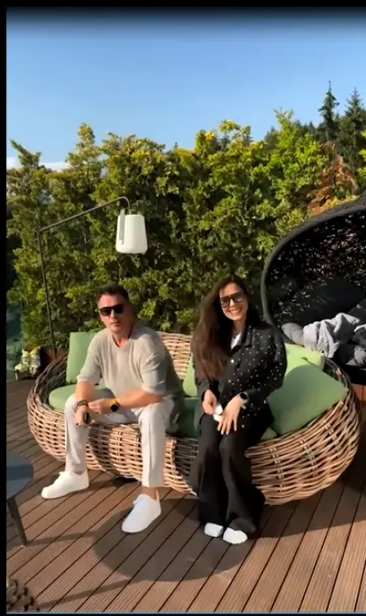 Radu Vâlcan și Adela Popescu, vacanță la munte împreună cu Irina și Răzvan Fodor. Cât costă o noapte la cabana în care s-au cazat cei patru