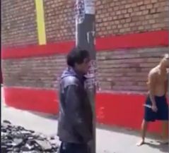 Ce a pățit un bărbat care a încercat să răpească un copil. L-au fugărit pe stradă și l-au bombardat cu pietre | FOTO