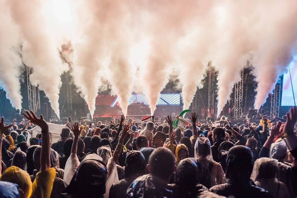 Electric Castle, a doua zi de concerte și de... ploaie | Chitaristul de la Enter Shikari, purtat pe brațe de spectatori