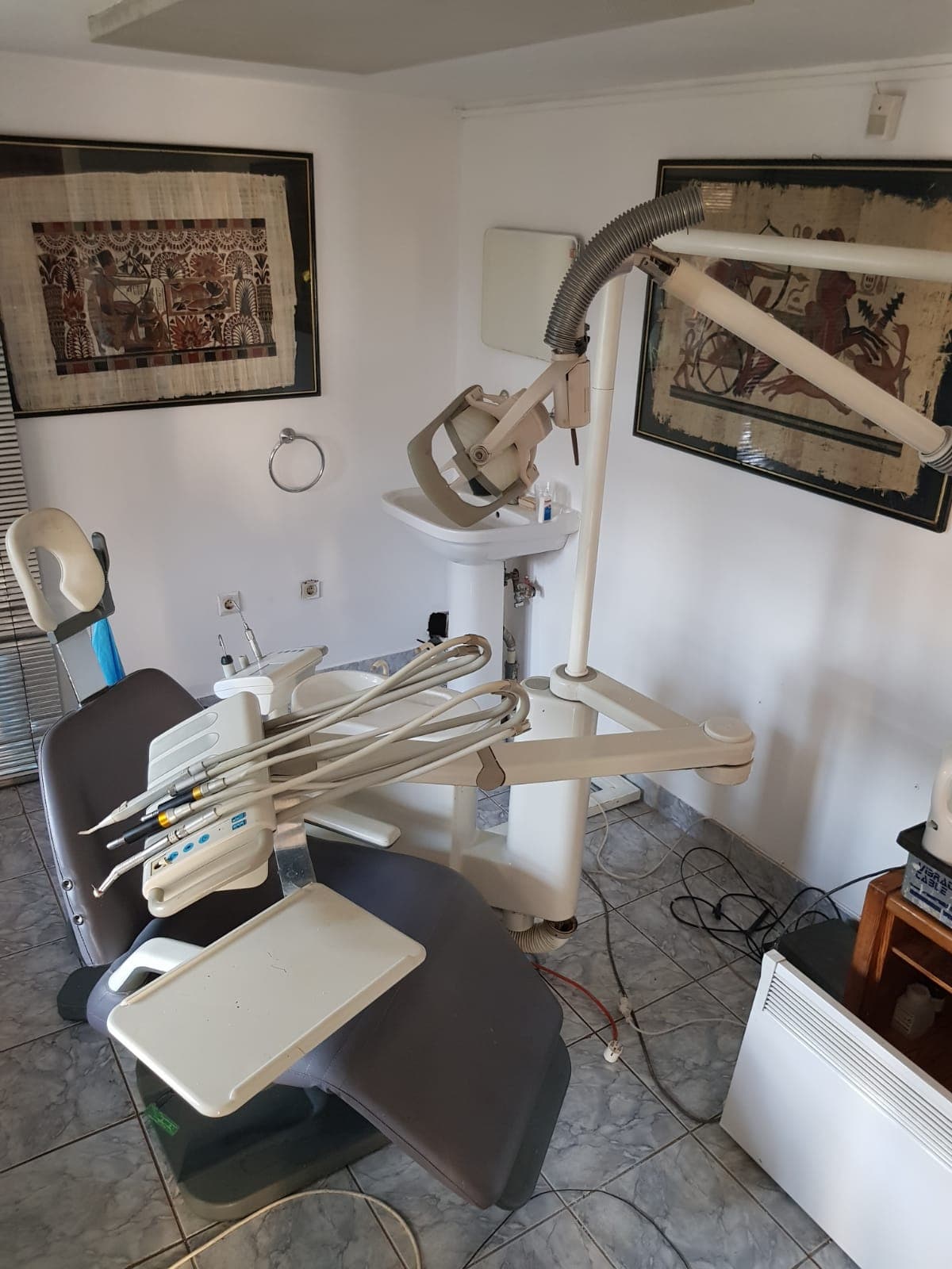 FOTO/VIDEO | Percheziții în Ilfov la un nou medic fals! Un zidar cu opt clase era dentistul satului