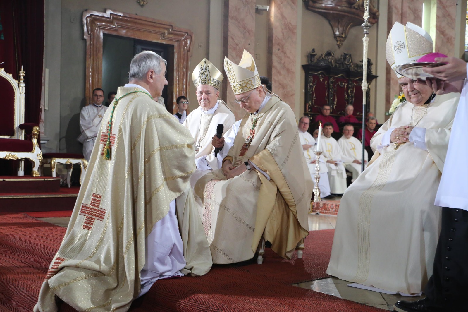 FOTO/ Ceremonie impresionantă în Piața Unirii din Timișoara. A fost instalat noul episcop romano-catolic