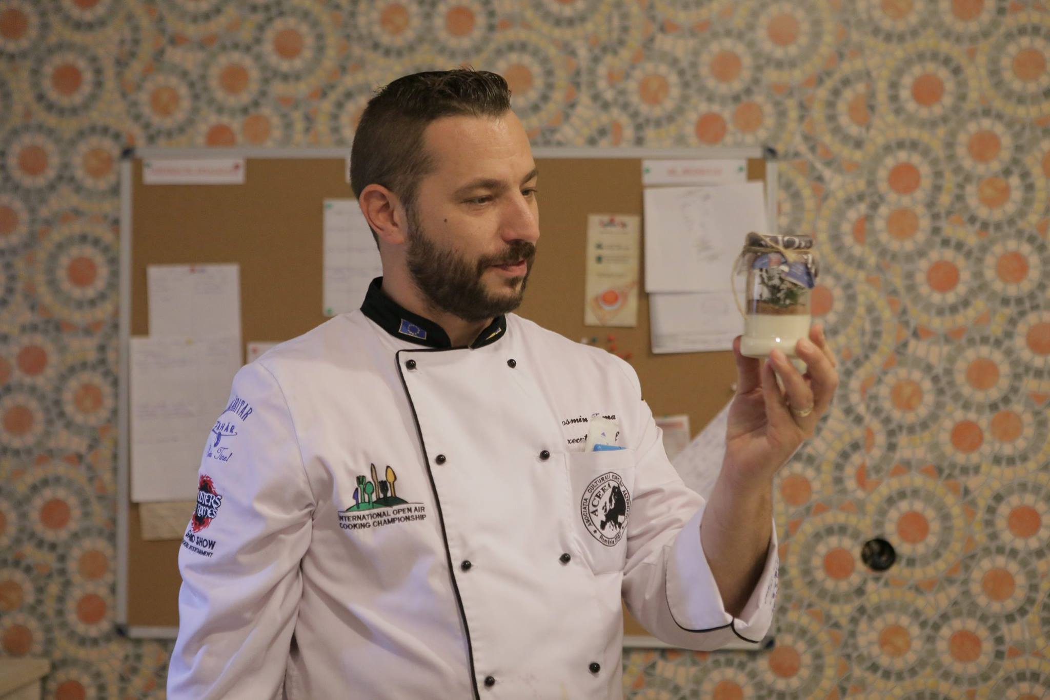 REPORTAJ/ Chef Cosmin Toma, bucătarul cu fantezie în bucătarie. Gătește mâncare ”porno” și desert în intestin de porc