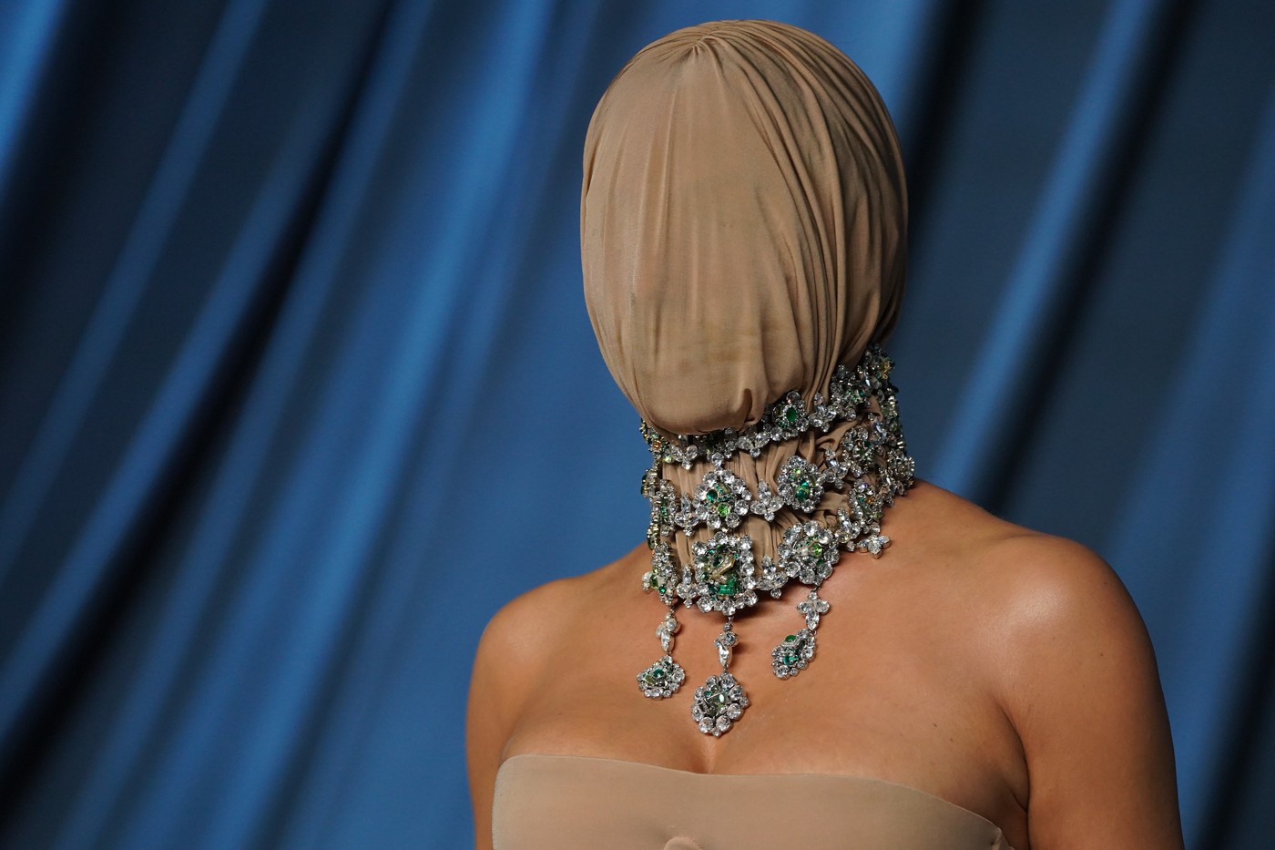 Kim Kardashian șochează cu ținuta bizară purtată la Academy Museum Gala 2025. Cine i-a creat rochia cu mască nude care i-a acoperit fața