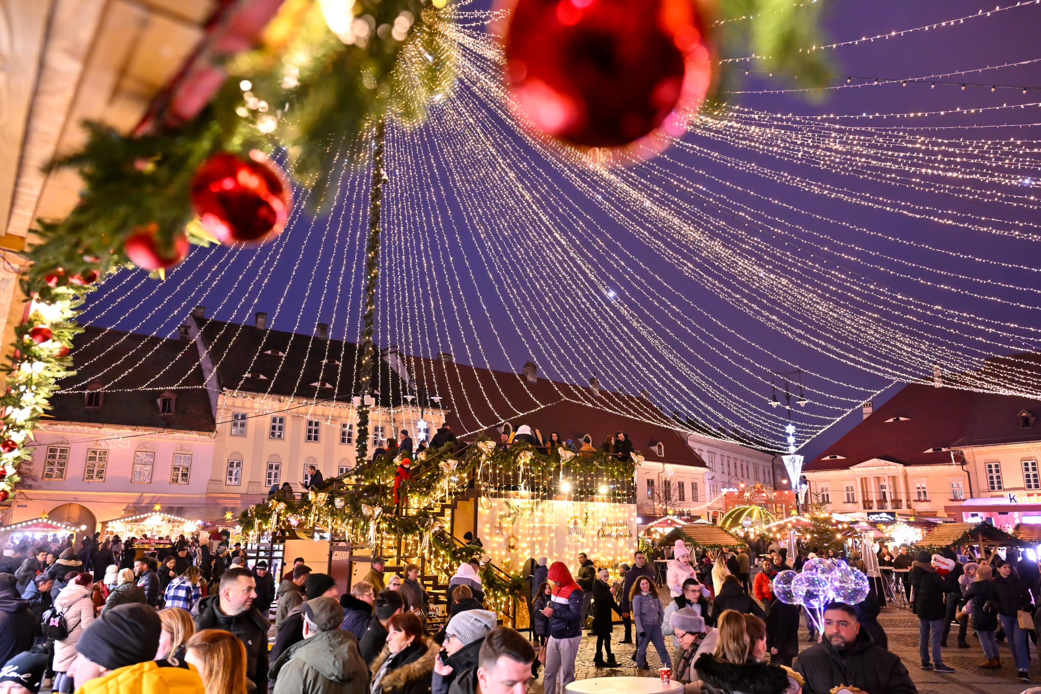 Târgul de Crăciun Sibiu 2025. Peste 100 de căsuțe cu delicii gastronomice, o roată panoramică de 22 de metri și Atelierul lui Moș Crăciun vă așteaptă în centrul orașului
