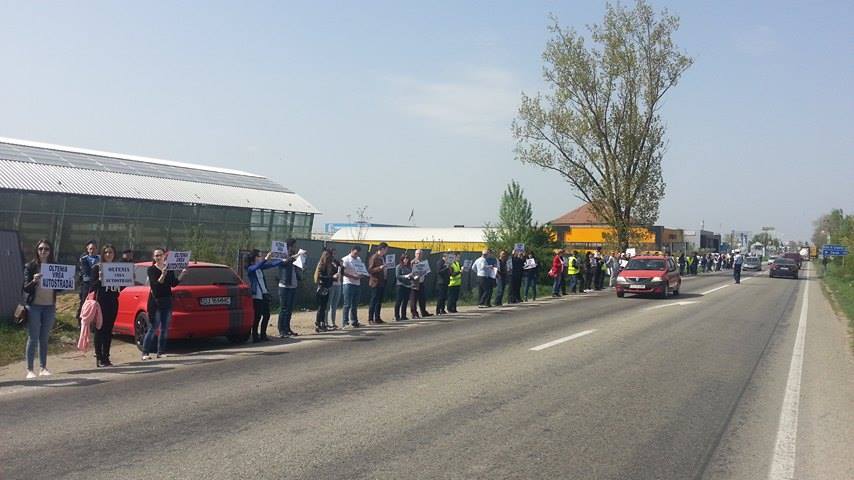 Oltenii nu se lasă! Au făcut din nou lanţ uman pentru autostradă