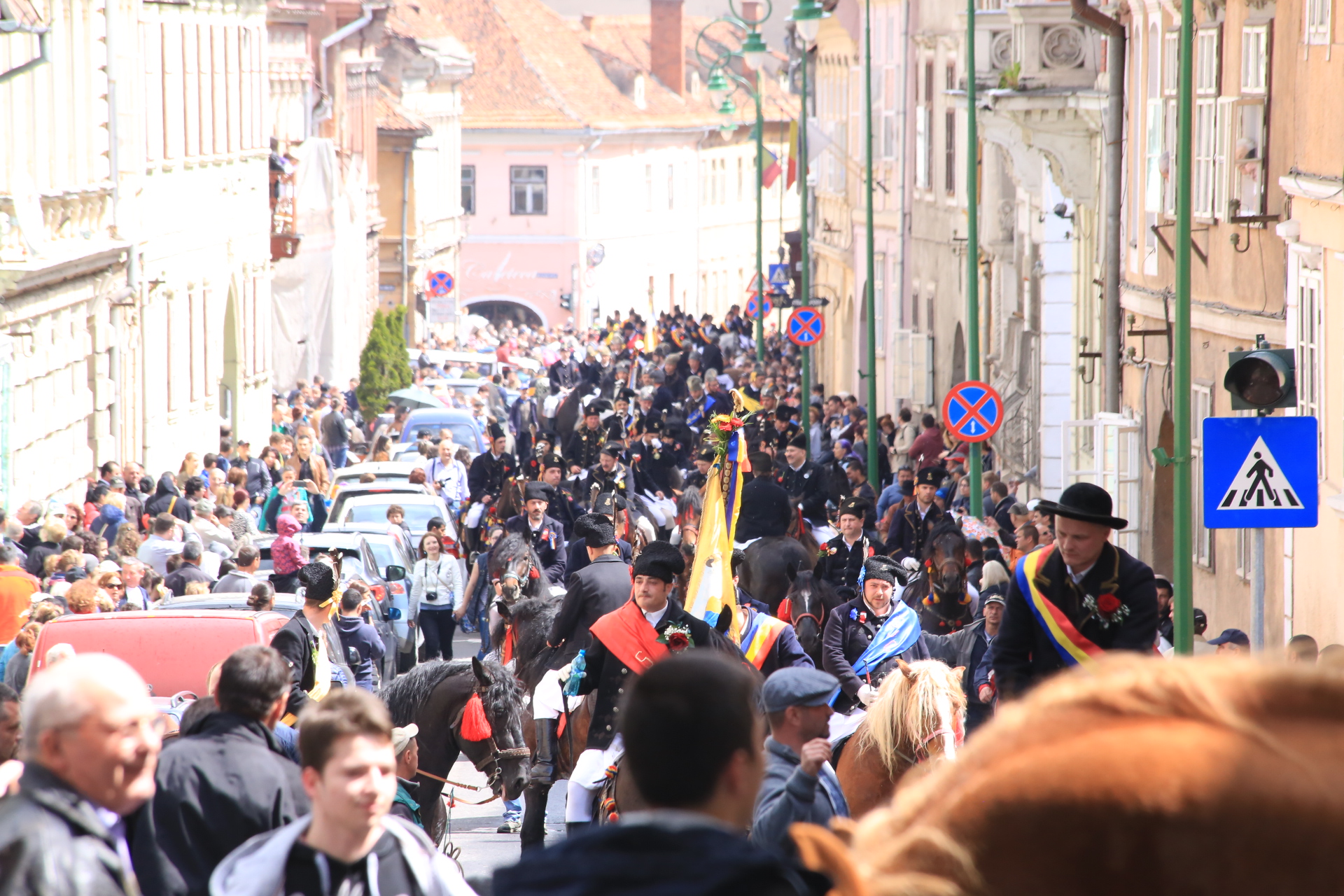 Mii de oameni au asistat la Parada Junilor la Brașov | GALERIE FOTO