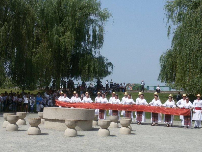 Ziua Universală a Iei | Actorul Toma Cuzin din Las Fierbinți a defilat în cămașă românească în satul lui Brâncuși