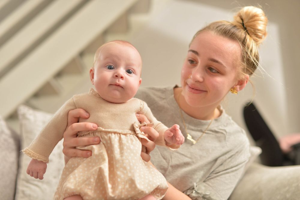 O tânără din Marea Britanie a intrat în comă și a născut un bebeluș, fără să știe că era însărcinată. Cum s-a întâmplat miracolul / FOTO