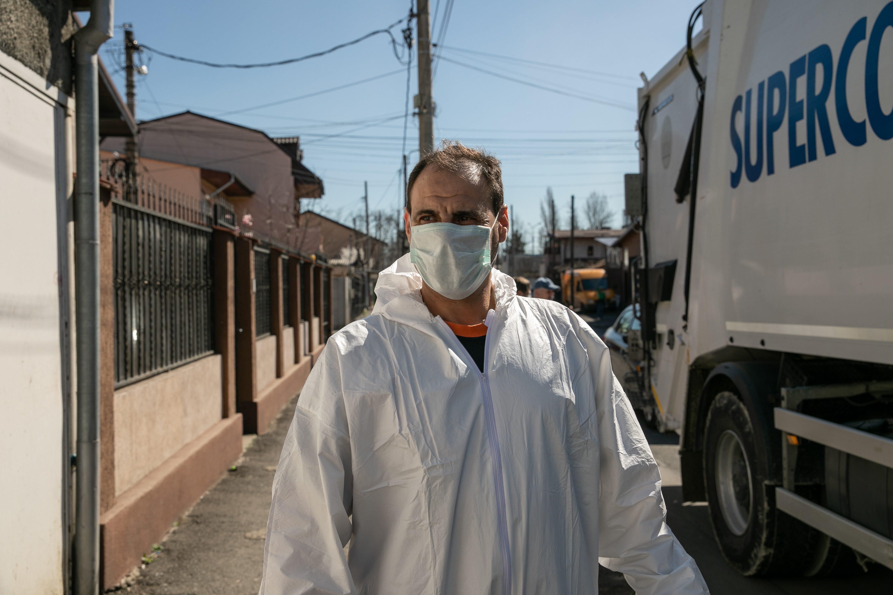 “Ne e teamă, dar ce să facem?”. Vânzători, voluntari și angajați de la salubrizare au ținut societatea funcțională în timpul pandemiei (II)