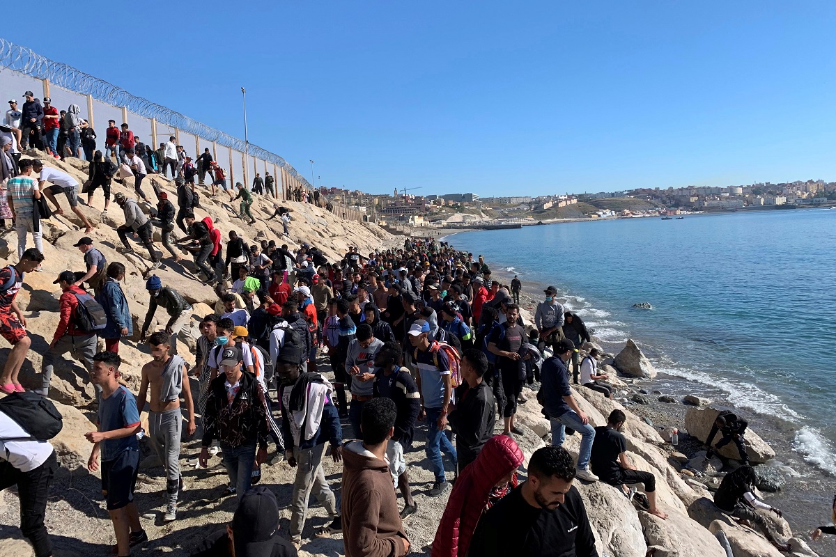 Imaginile disperării în Ceuta. Sute de copii salvați din mare, ținuți în tabere în enclava spaniolă