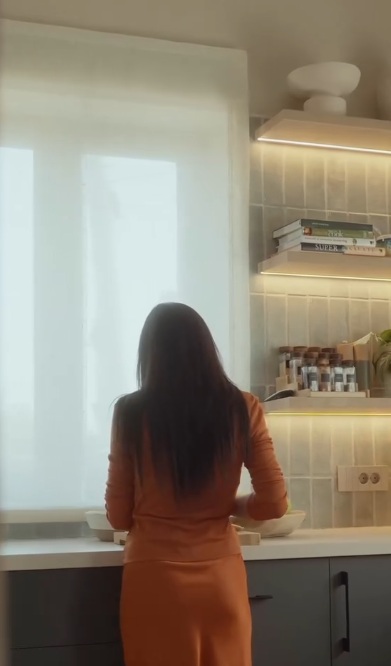 Cum arată casa decorată în stil Wabi Sabi, cu pereți de argilă, în care s-a mutat Sasha Lopez: „Am vrut ceva care să ne amintească de strămoși”