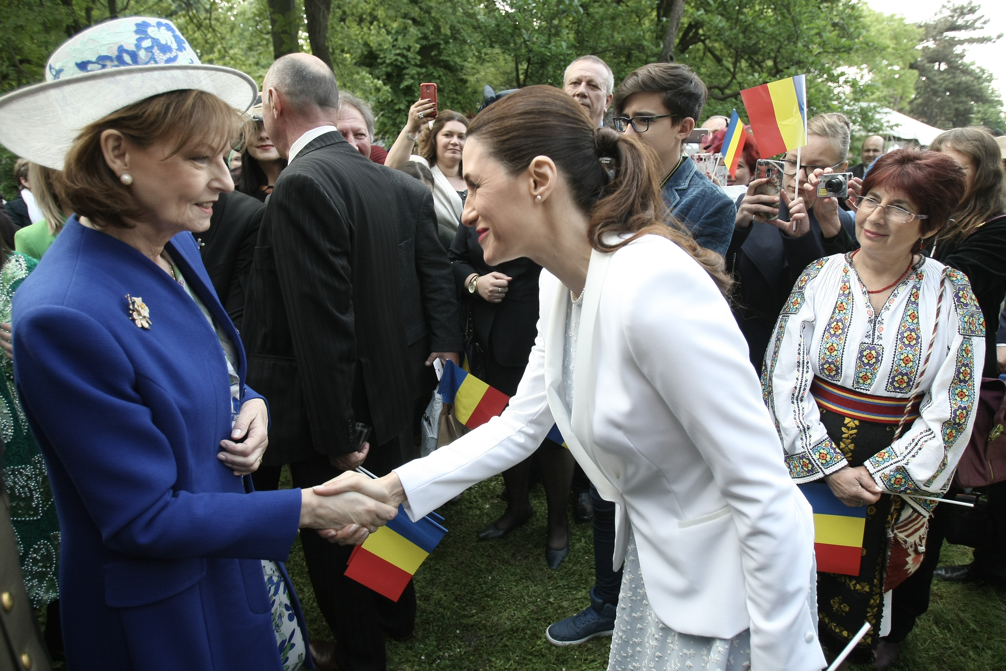 FOTO EXCLUSIV/ Cele mai fistichii pălării! Garden-party-ul de la Palatul Elisabeta s-a transformat din nou în podium de defilare