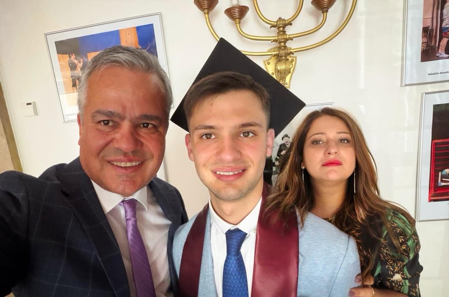 La ce facultate studiază fiul cel mare al lui Adrian Veștea: „Sunt mândru de tatăl meu”. Mezinul familiei se pregătește de Bacalaureat