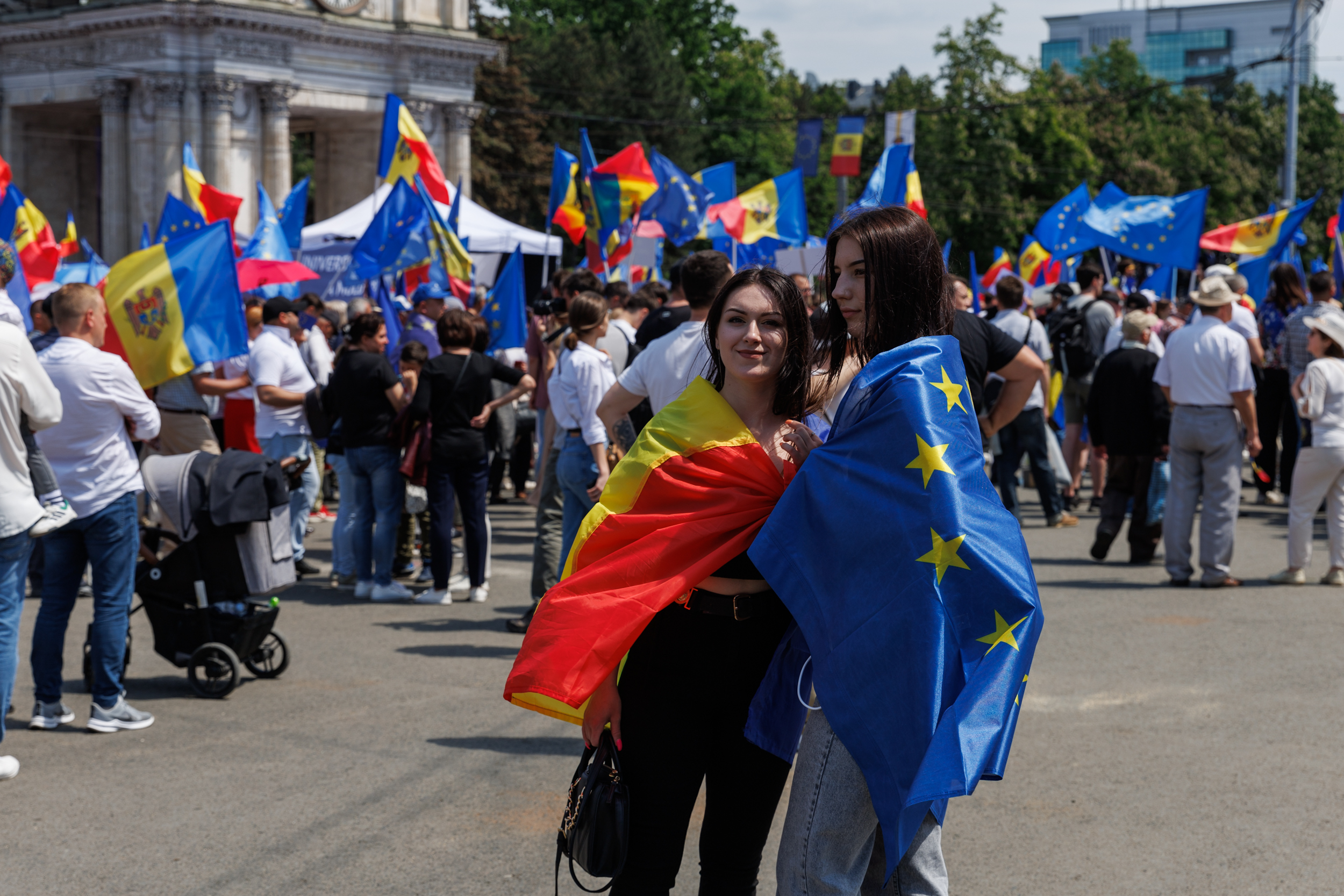 REPORTAJ. Marșul moldovenilor spre Vest a trecut peste șoselele pavate de sovietici. Libertatea a mers cu un autocar cu manifestanți spre piața din Chișinău în care 80.000 de oameni au strigat că vor în Europa
