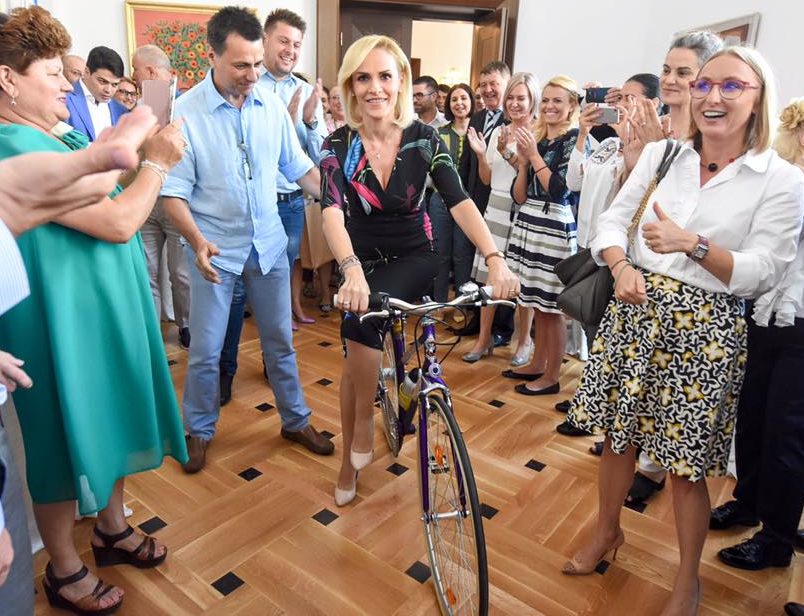 GALERIE FOTO/Politicieni pe bicicletă: ce promisiuni fanteziste au făcut oficialii, de pe două roți