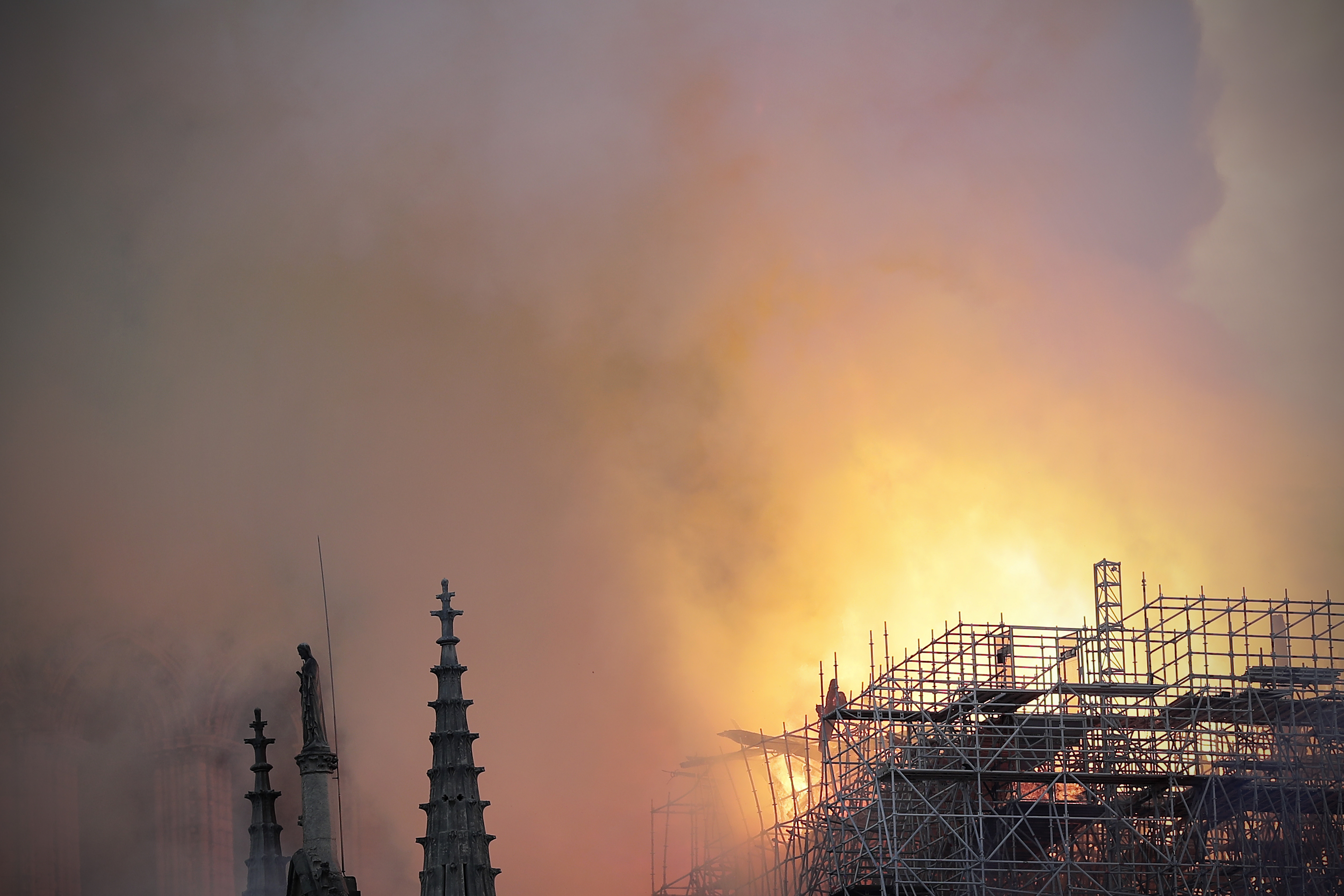 UPDATE | Incendiul de la Catedrala Notre-Dame din Paris a fost stins după 9 ore! Donald Tusk: „Europa va ajuta la reconstrucție”