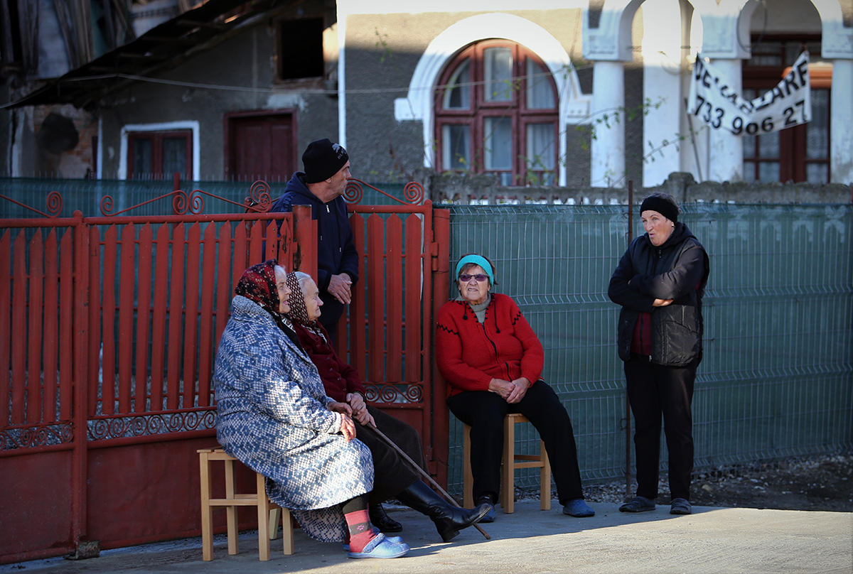 FOTOREPORTAJ. După săptămâni de tensiune, oamenii din Doiceşti au răsuflat uşuraţi când au văzut demolate ultimele turnuri ale fostei termocentrale: „Ce frumos au căzut”