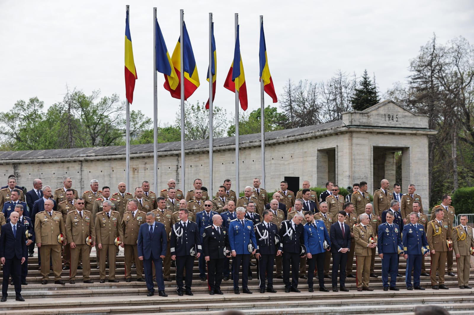 Ziua Forțelor Terestre 2025. Ilie Bolojan a vizitat fără Marcel Ciolacu expoziția de echipamente și tehnică militară din Parcul Carol | VIDEO