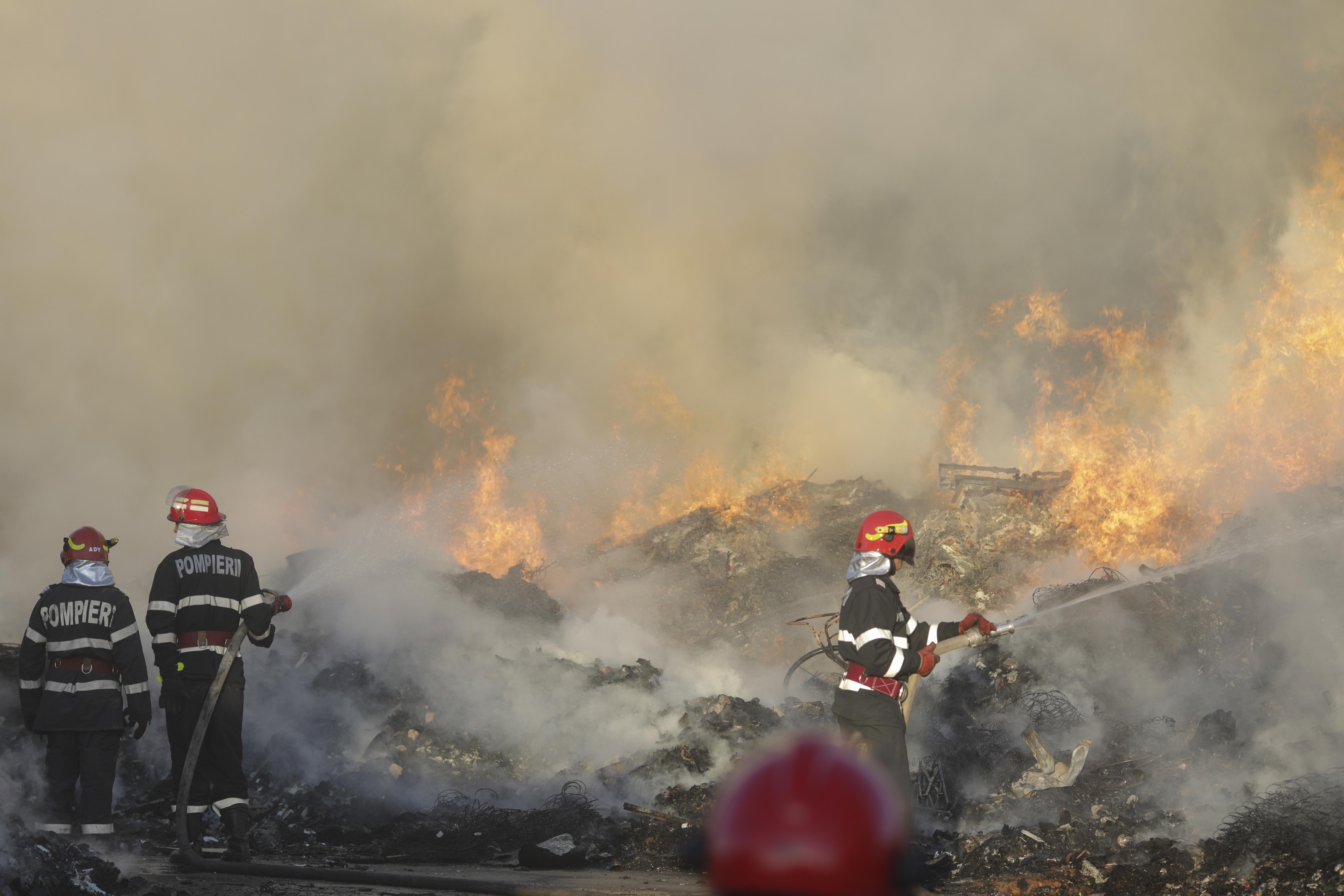 Incendiu de vegetație în Chitila, lângă o fostă groapă de gunoi. Locuitorii Capitalei, alertaţi prin sistemul Ro-Alert