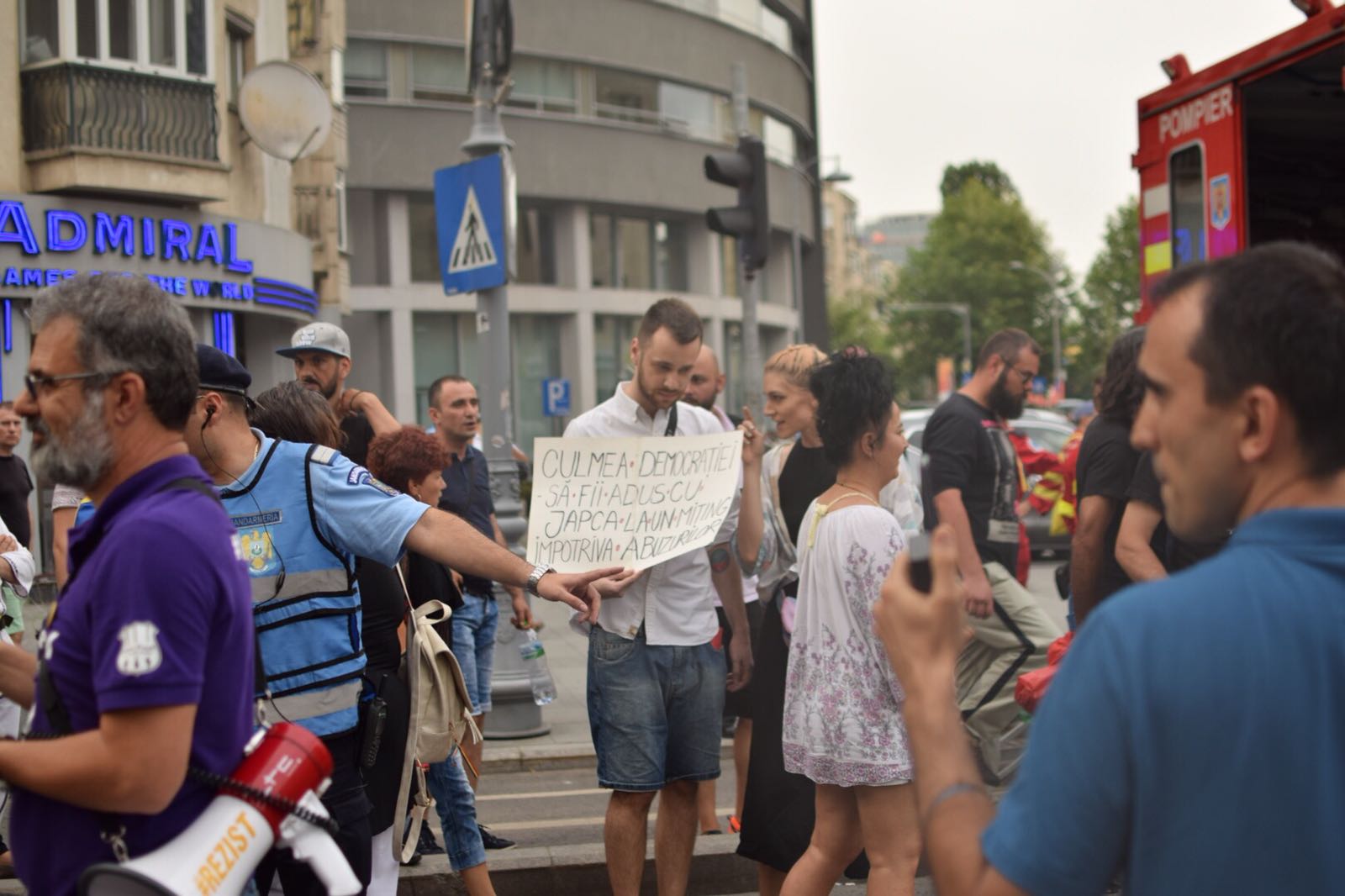 FOTO/ Incidente cu protestatarii #Rezist, înainte de mitingul PSD. Jandarmii i-au evacuat din Piața Victoriei
